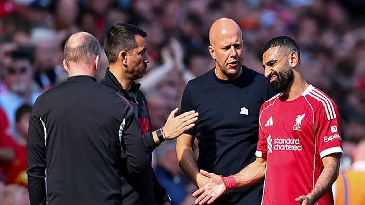 جهاز منتخب مصر يراقب حالة محمد صلاح بعد تزايد القلق بشأن موقفه القادم